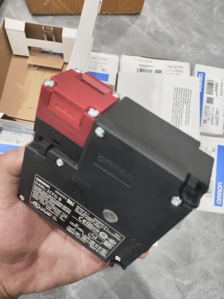 Interruptor de puerta de seguridad con bloqueo de protección D4NL-2CFG-B de Omron, protección IP67 definitiva, normas EN ISO 14119 Tipo 2