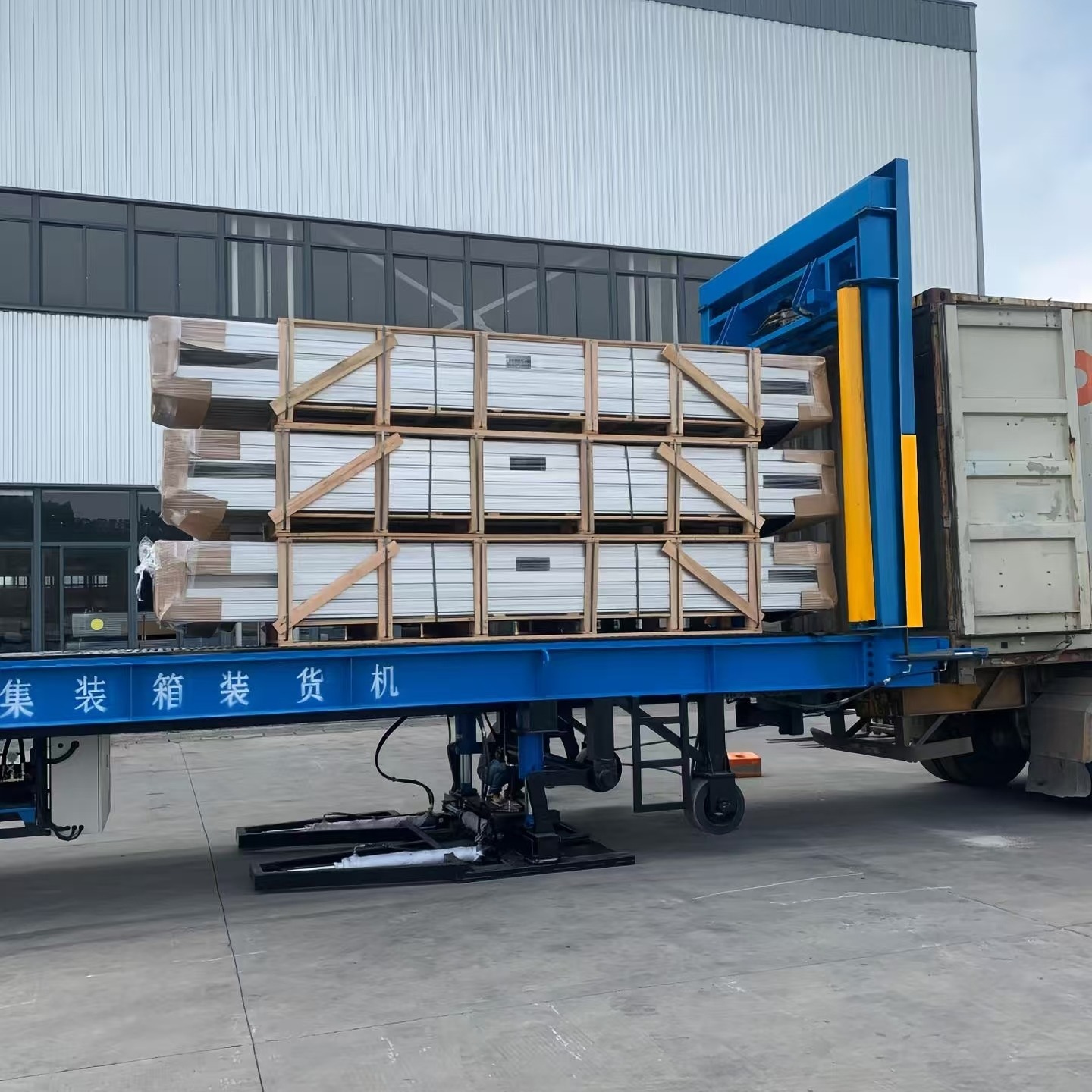 Push-in Container Loader with Wireless Remote Control, Self-propelled 30Ton Loading Equipment for 20ft &40ft Container