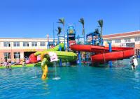 Les enfants jouent l'équipement extérieur de terrain de jeu de l'eau de glissière d'eau