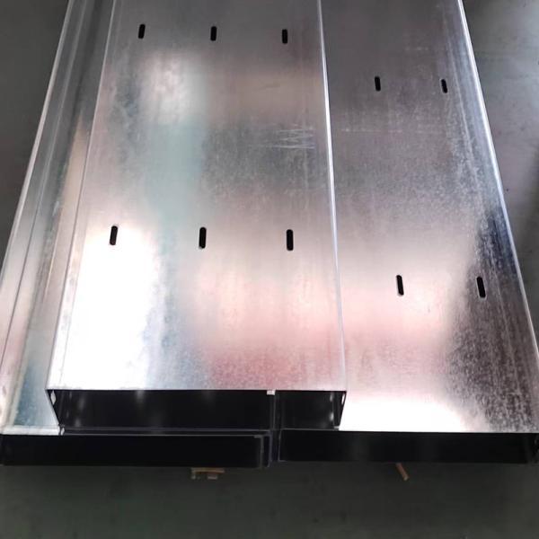 Tray de cable profesional montado en la pared de 3 m con un grosor de acero de 0,8 a 3,0 mm