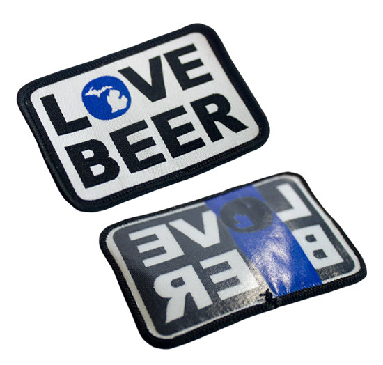 Изготовленной на заказ имя вышитое одеждой маркирует вышитую одеждой шить фабрику ярлыков