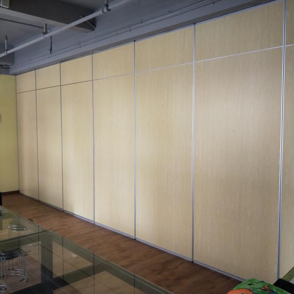 Fogo de DIY - móvel resistente na parede de separação de madeira das rodas para o banquete