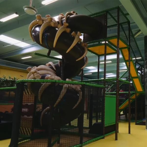 Terrain de jeu intérieur personnalisé sur le thème des dinosaures de la forêt pour enfants dans un centre commercial