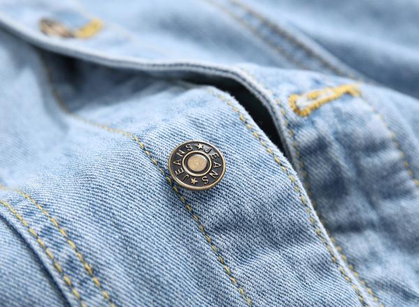 Designer de moda Casual Poliéster Algodão Utilidade Lapel Botão Slim Fit Mens Outdoor Streetwear Hole Denim Jacket