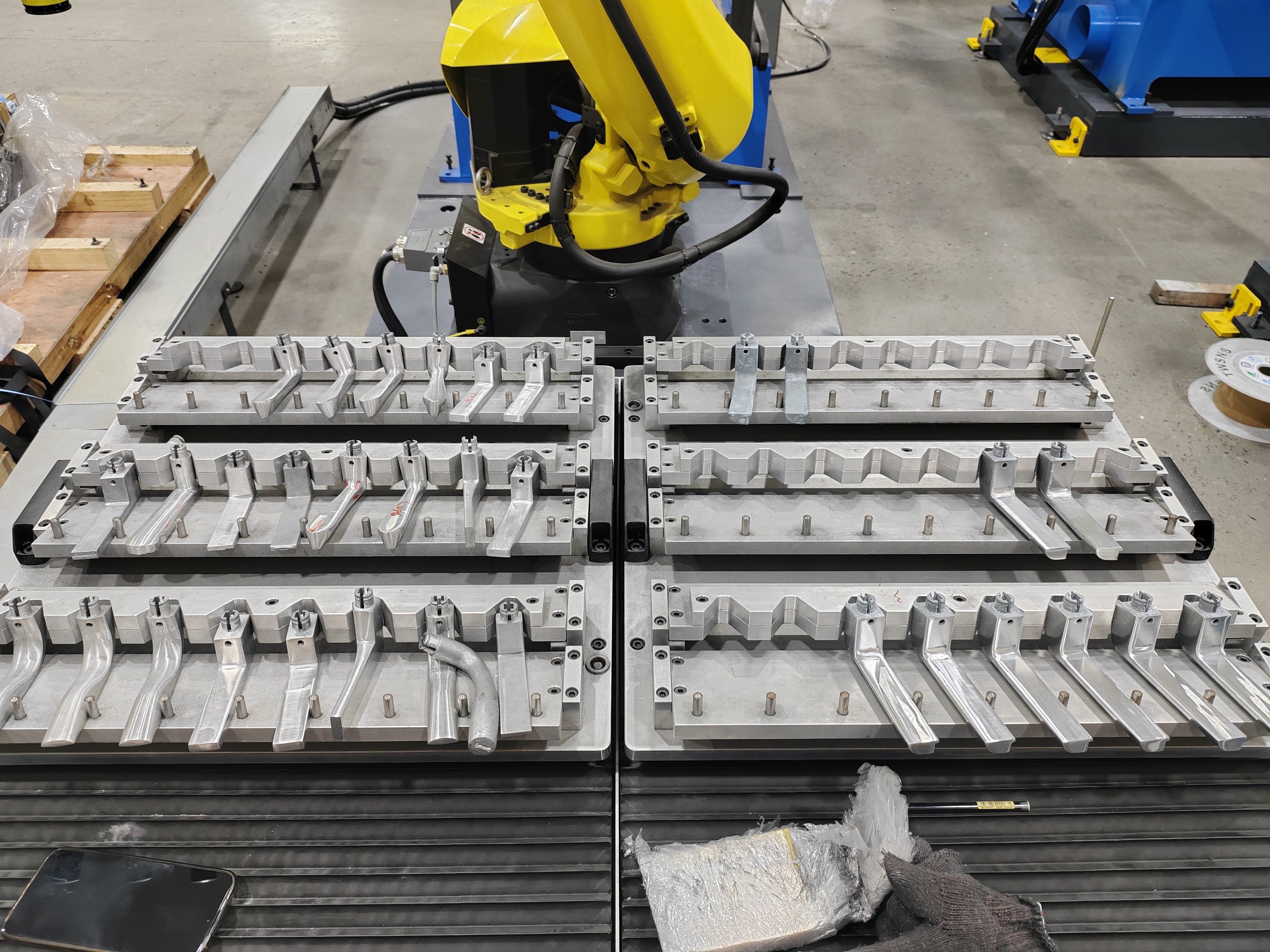 Fully Automatic Robotic Polishing Machine Multi Axis For Door Handle Mirror Finish