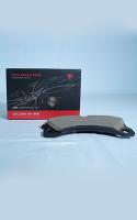 Des plaquettes de frein en céramique Porsche de 155 mm avec capteur d'usure et pare-brise anti-grincement