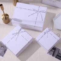 Boîte cadeau en carton de luxe en papier blanc avec ruban de mariage