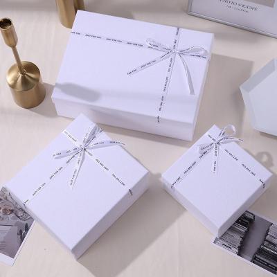 Boîte cadeau en carton de luxe en papier blanc avec ruban de mariage