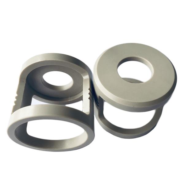 Отлитая в форму пластмасса полимера взгляда украдкой разделяет термопластиковый химикат и фармацевтические штуцеры