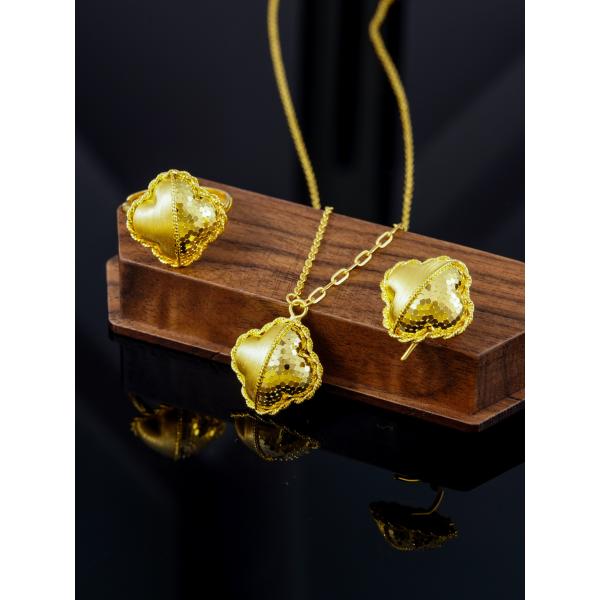 Un pendentif de trèfle à quatre feuilles, des bijoux en or de 24 carats.