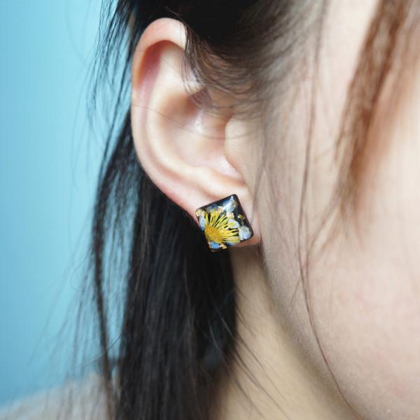 Van Gogh’s Guess Handcrafted Black Square Dry Flower 925 Silver Stud Earrings For Sale