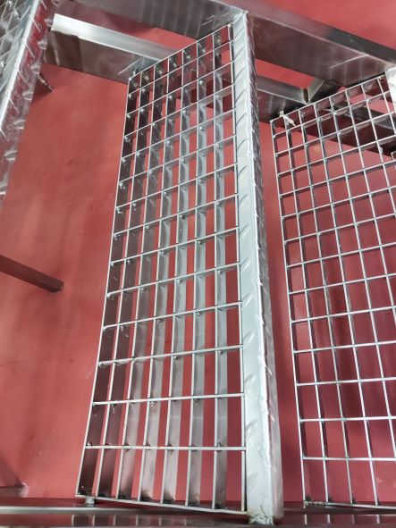 T3 Type Steel Grate Stair Treads 30mm Bearing Bar Pitch