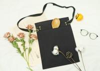 La bolsa negra del dinero de la camarera con la correa ajustable de la web cabe Ipad Mini