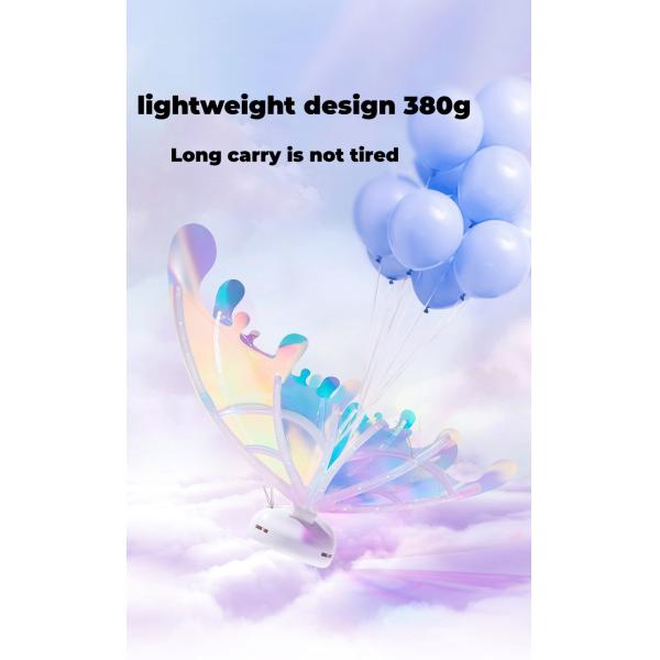 Электрическая бабочка феи подгоняет свет подарков зарева и движения