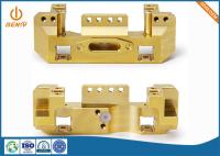 Puesta en la brocheta de nueces que trabajan a máquina electrónicas de las piezas del CNC de la perforación que muelen