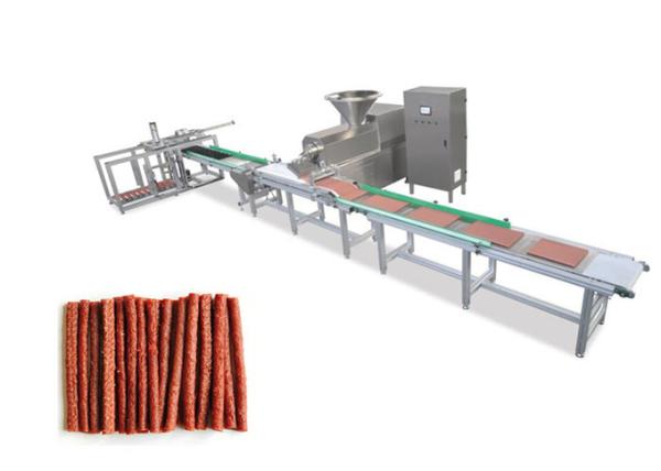 L'animal familier de chien mâche les bandes automatiques de viande que le chien traite la ligne de production alimentaire d'animal familier/l'extrudeuse mastications d'animal familier