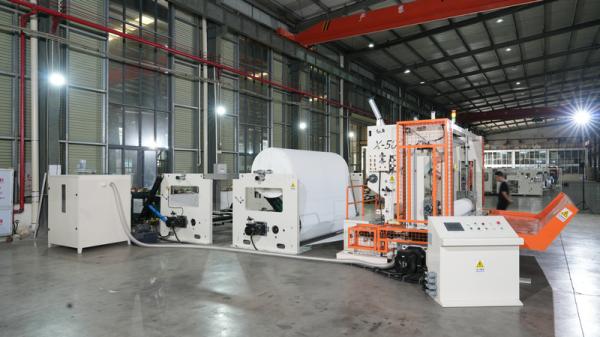 Se trata de una herramienta de corte automático de papel Jumbo de 300 m/min 380 V.