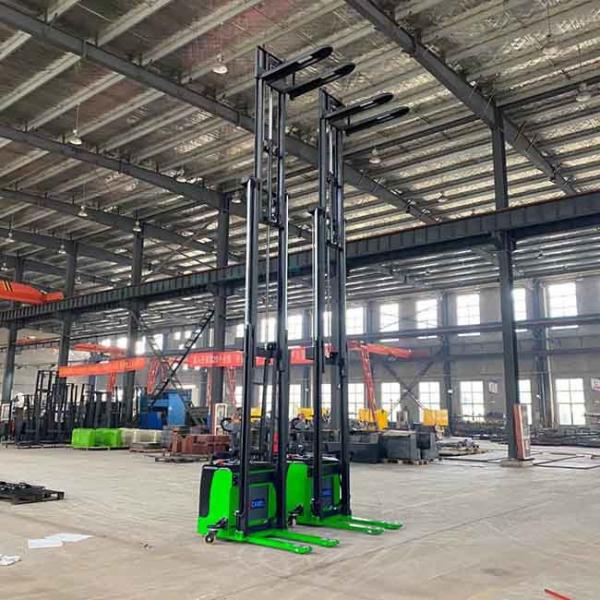 2000kgs Battery Powered Pallet Stacker Green Black Electric Fork Stacker