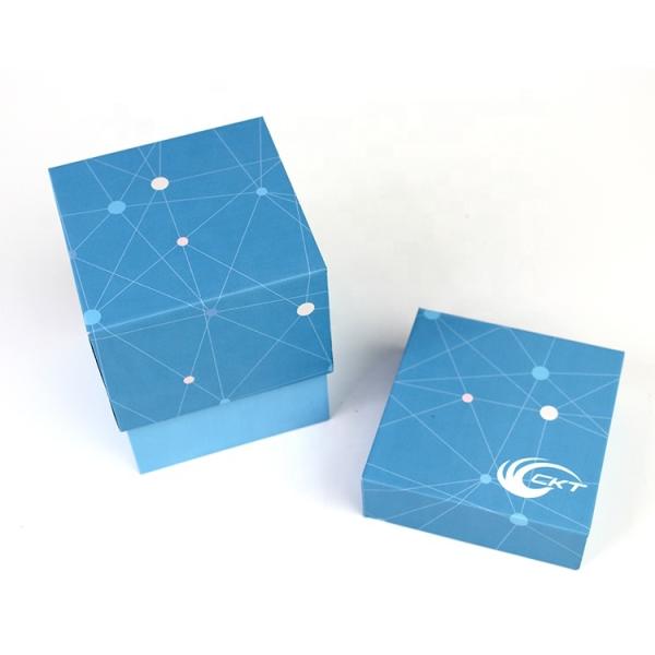 Boîte cadeau personnalisée en carton recyclable avec couvercle et motif en relief