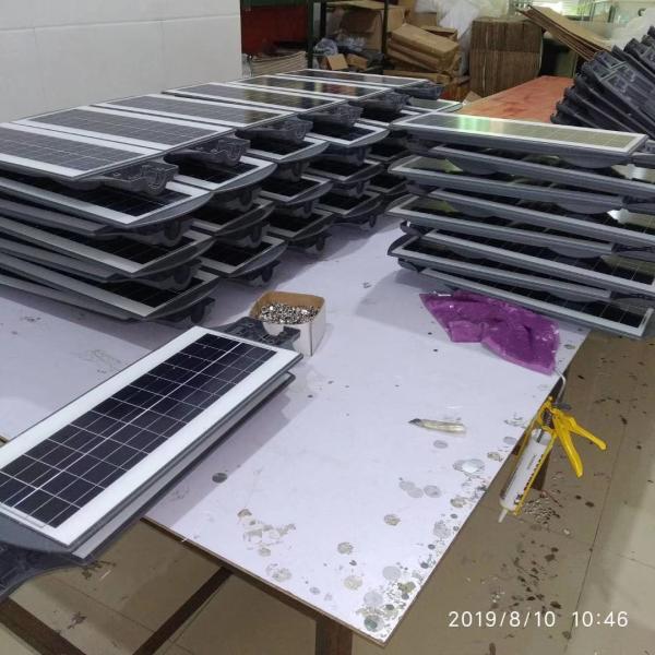 Anti - Water All In One LED Solar Street Light 40 W 8000mah Battery 2 Years Warranty