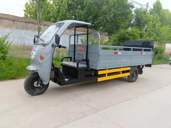 Pure Electric Sanitation Tricycle 800kg Payload Six Barrel Tailboard Tricycle
