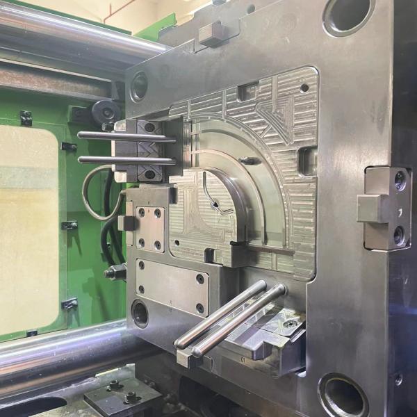 Moule d'injection de précision en acier H13 avec système de canaux chauds