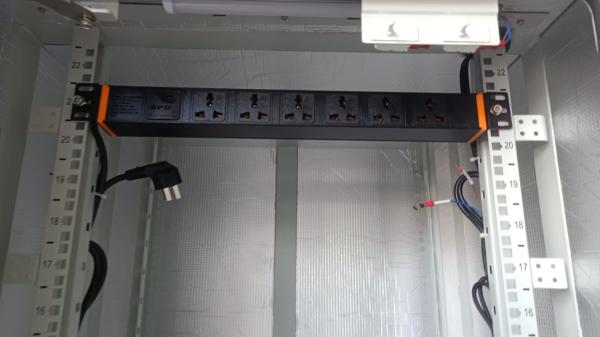 Black 200 - 240VAC 32A Vertical PDU Power Distribution Unit with C13 / C19 Outlets for Power Distribution
