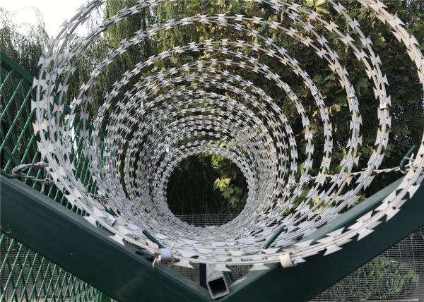 RAL 6005 Powder Coated V fold 3D wire Fence Panels 1530mm x 2500mm 3 V fold Diameter 5.00mm