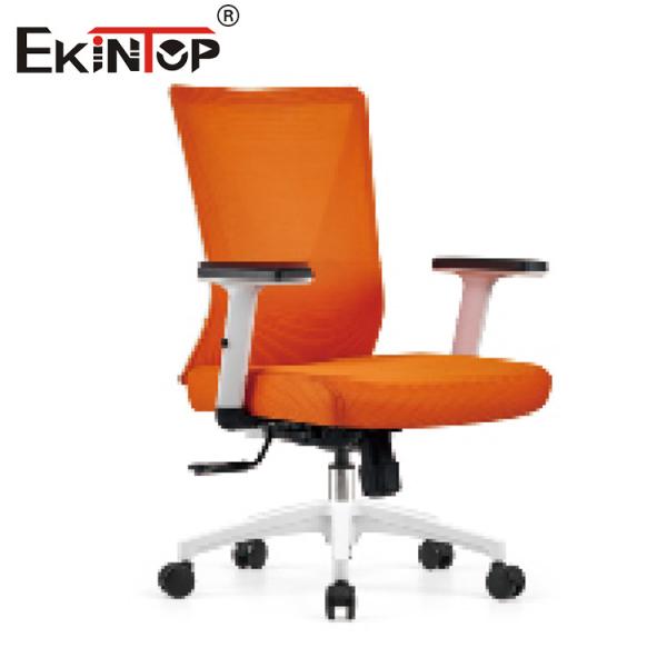 Голубой эргономический стул стола офиса сетки с регулируемыми оружиями