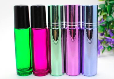 O GV perfuma o rolo vazio no vidro ambarino da garrafa 10ml com a bola de rolo do metal