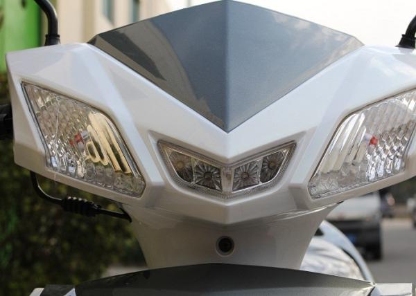 White Plastic Body Gas Powered Moped Scooters Aluminium Wheel Iron Muffler