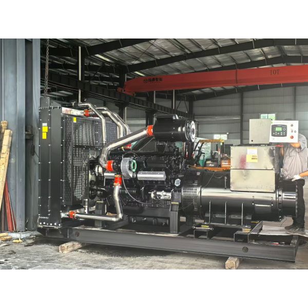 Cummins Diesel Generator Set with 970kW At 1500RPM Engine Power and 300kVA / 240kW Standby Power at 230V Rate Voltage