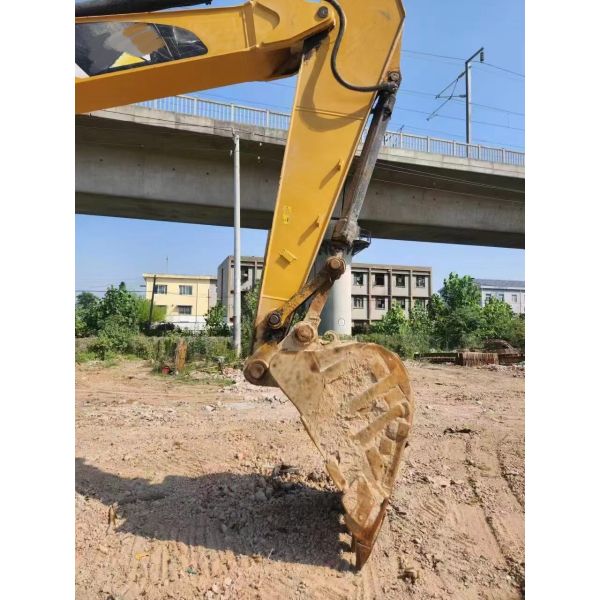 Used tracked Excavator Chinese brand 21.69T in excellent condition capacity 1m³ rated power 104kW for construction