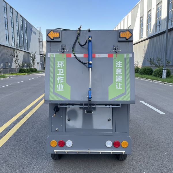 Large Ride On Industrial Sweeper High Power Dust / Debris Collection For Big Areas