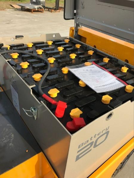 Adjustable Cab Location Four Wheel Electric Forklift 2000kg With 500mm Load Center