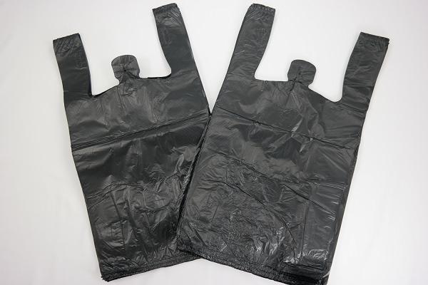 Saco gravado liso Saco-preto plástico 11,5  x6.5  x21.5” 13 mic da camisa de T - 100 sacos/pacotes, cor preta