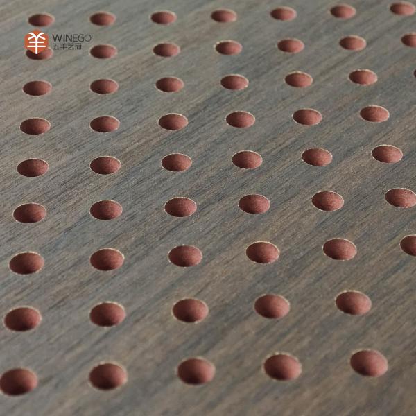 Panneau acoustique perforé thermiquement stable pour murs et plafonds de salles multimédias