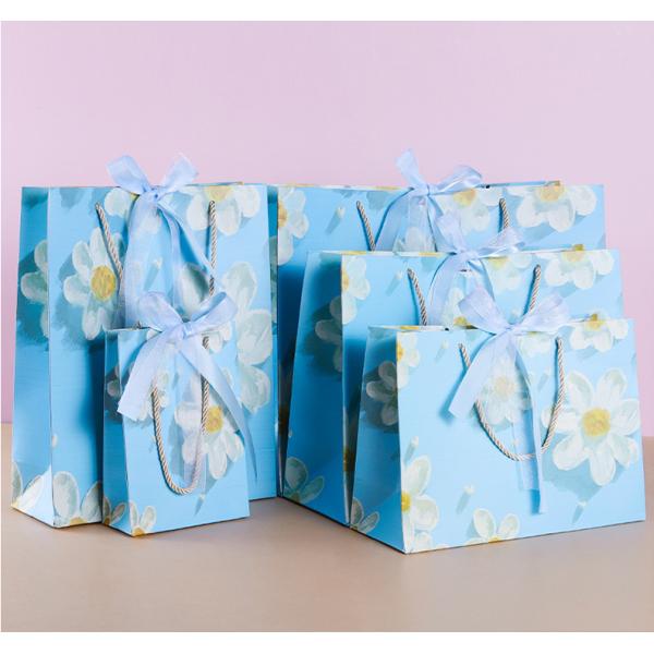 Fresh White Chrysanthemum Pattern Sky Blue Cardboard Gift Bags With Ribbon Fashion Tote Bag