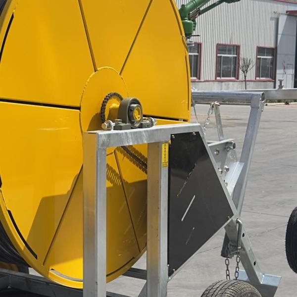 Sistema de riego con bobina de manguera y rociador Amarillo Agrícola