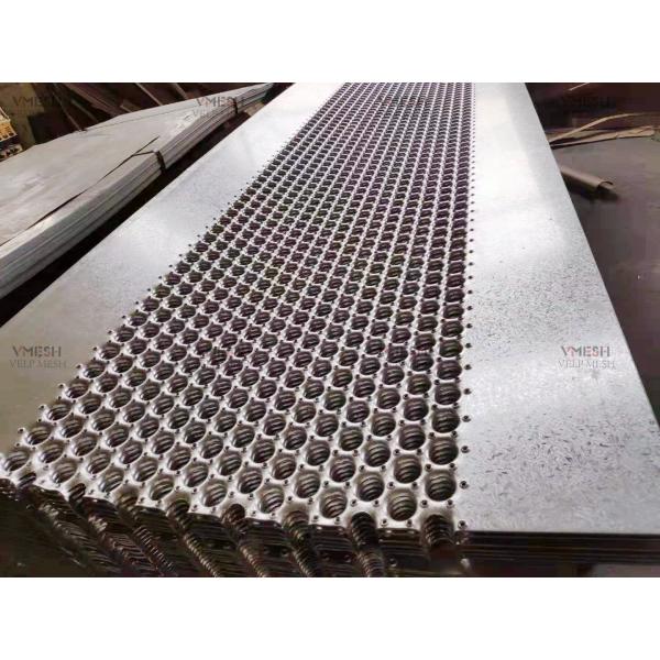 Панели дорожки металла пола сжимают распорку безопасности скрещивая противоюзовую длину 2-5м