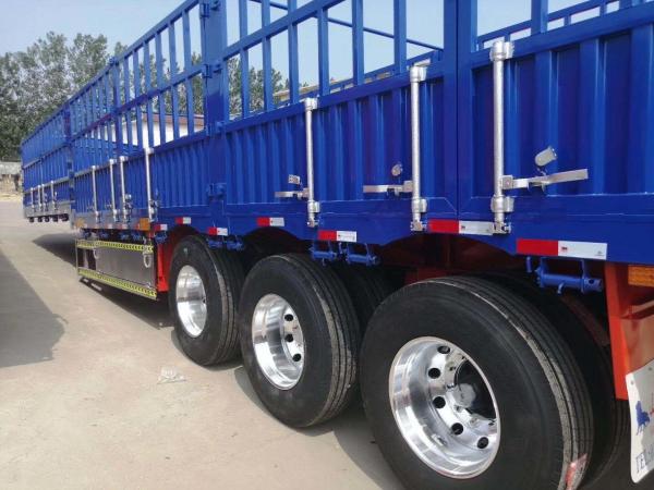Semi-remolque de vedação de aço de 16 mm de tração lateral para transporte de gado