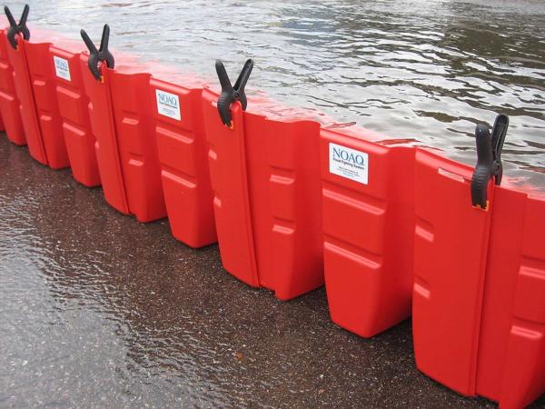 Water Barriers Combine With Round Top Construction Temporary Fence Panels