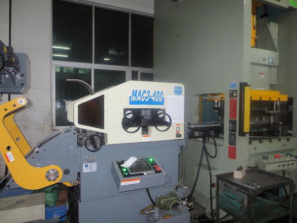 Stamping Automation Decoiling And Straightening Machine Heavy Material Rack Pneumatic Pressing Arm