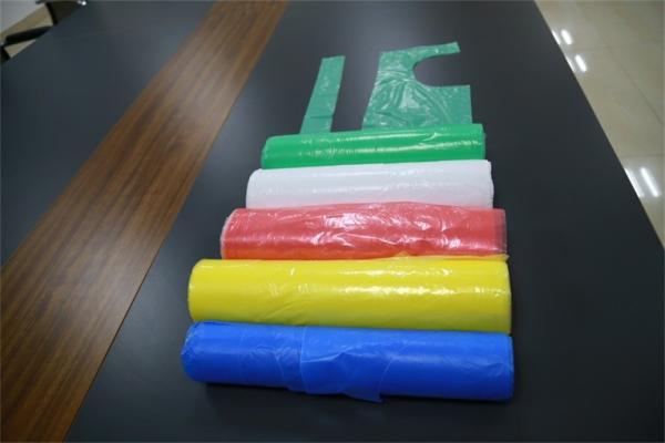 Coloured 27x42 Disposable PE Apron Flat Or Roll Packing For Kitchen Cleaning