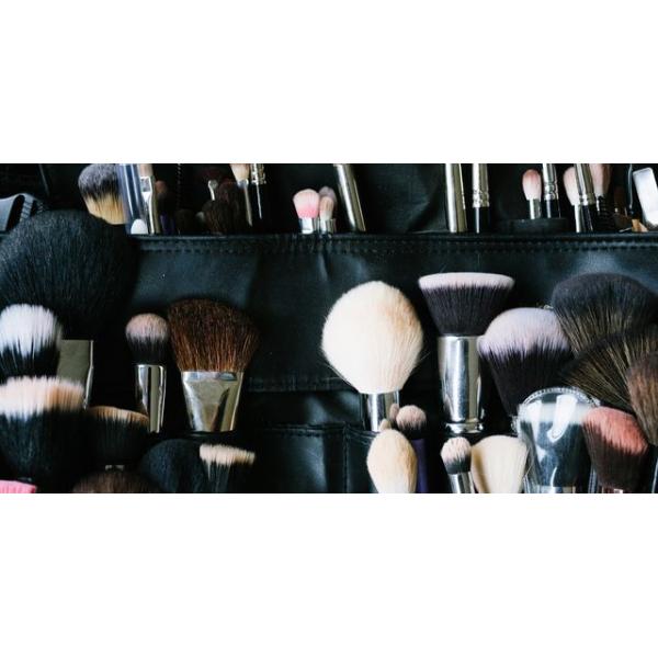 Vonira Новое прибытие Биоразлагаемые кукурузные волокна Макияж порошок щетка с серой алюминиевой решеткой Эко свободное деревянное рукоятка