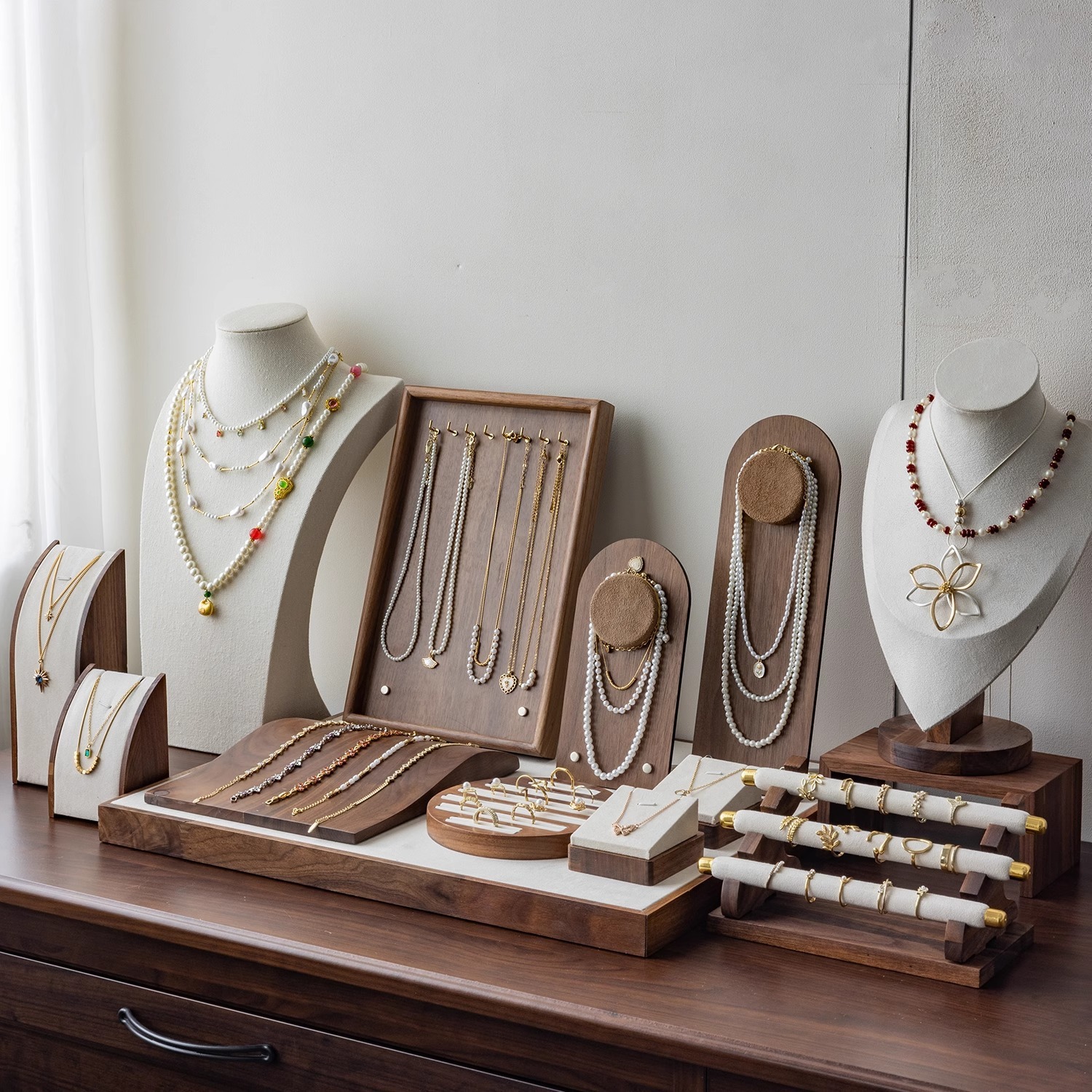 Customized Design High-Quality Materials Jewelry Display Stand for Necklace and Pendant One-Stop Solution