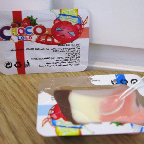 o bloco 3 da caixa 4.5g em 1 sabor de leite da morango dos doces de chocolate em um remenda