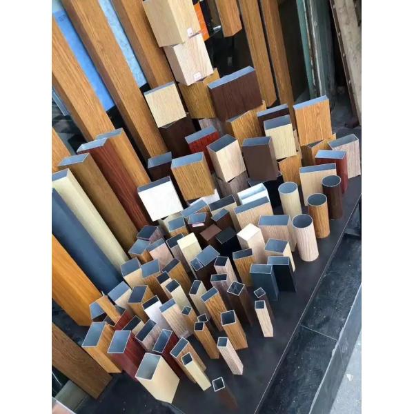 Decoración de techo de aluminio de suspensión lineal de tubo cuadrado, resistente al fuego