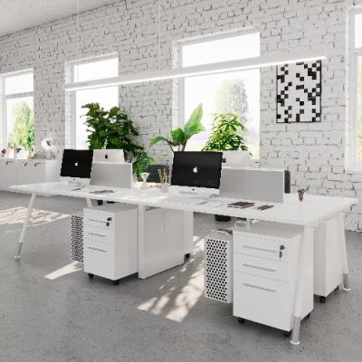 Bureau blanc pour quatre personnes avec écran séparateur, armoire de rangement et rack mécanique