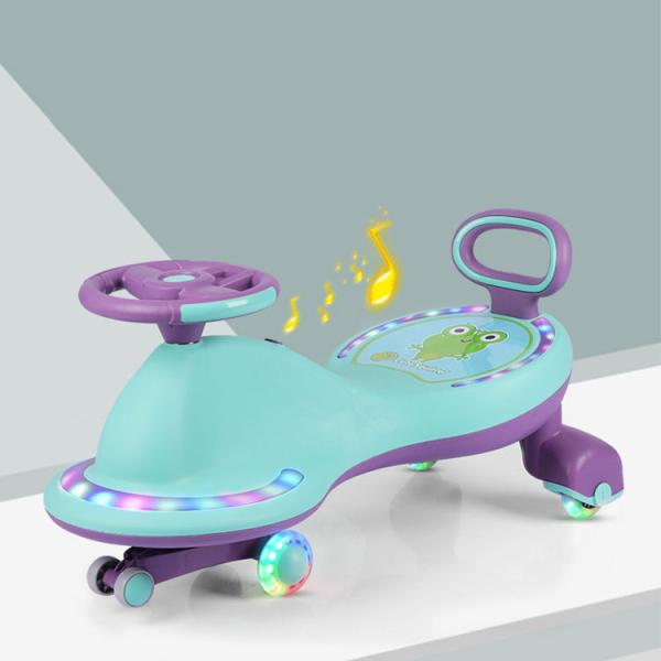 Дети ездят на скутерах, автомобилях, велосипедах, игрушках с музыкальными огнями и безшумными колесами из ПУ.